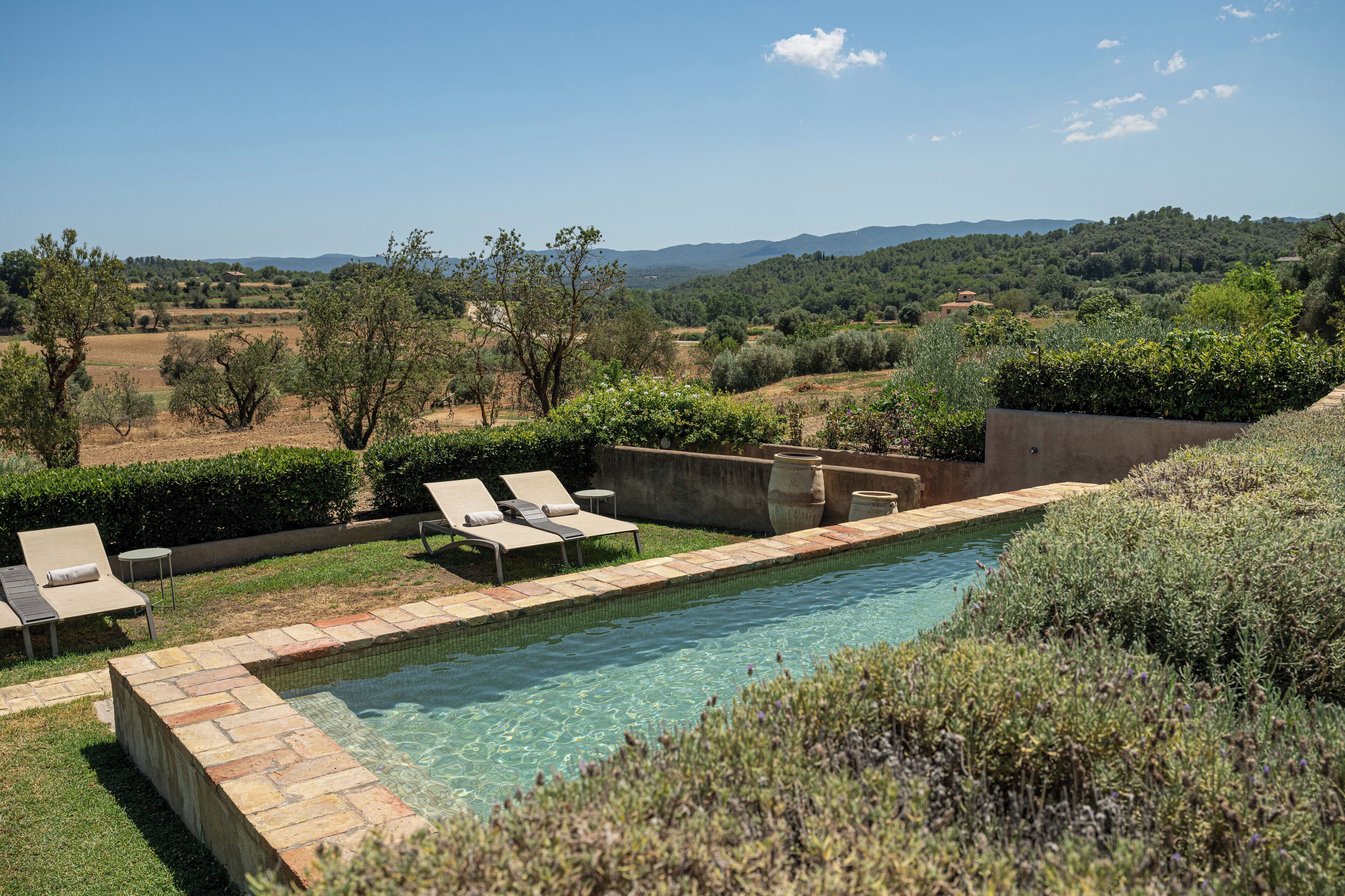 Kauden mukainen ulkouima-allas, uima-allas vesiputouksella