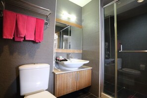 Premium Quadruple Room | Bathroom | Free toiletries, hair dryer - Pin Ciao Hotel (Hengchun)
