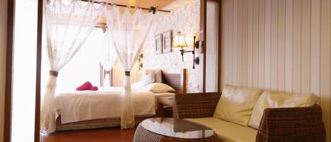 Decoración personalizada, muebles diferentes y cortinas blackout