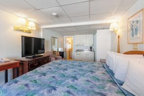 Standard Room, 1 King Bed, Non Smoking, Kitchenette