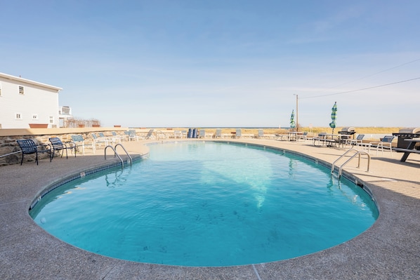 Outdoor pool, open 9:00 AM to 10:00 PM, pool loungers