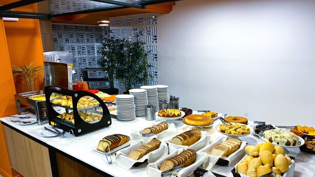 Un buffet proposant une variété de plats et d’ustensiles.