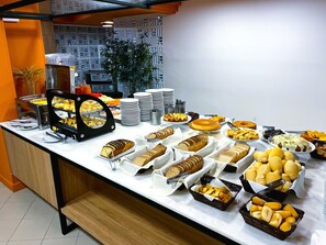 Café da manhã com buffet grátis todos os dias