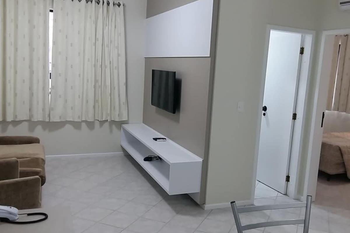 Een minibar, een kluis op de kamer, een bureau, een laptopwerkplek