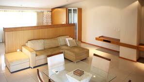 Suite – premium, spabadekar | Oppholdsområde | En 32-tommers LCD-TV med kabel-kanaler samt TV