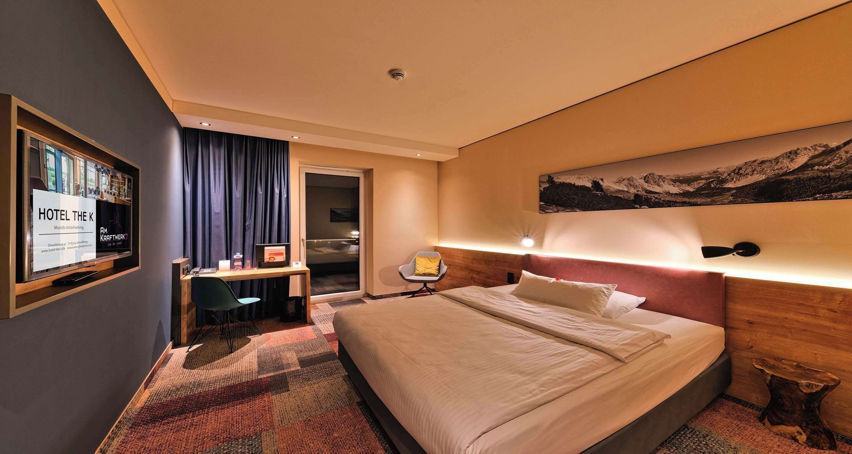 business room, 1 queen bed | in-room safe, laptop workspace, soundproofing, iron/ironing board