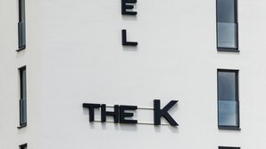 A building with a sign that reads "HOTEL THE K" in large, bold letters. - Best Western Hotel The K Munich Unterfoehring (Unterfoehring)