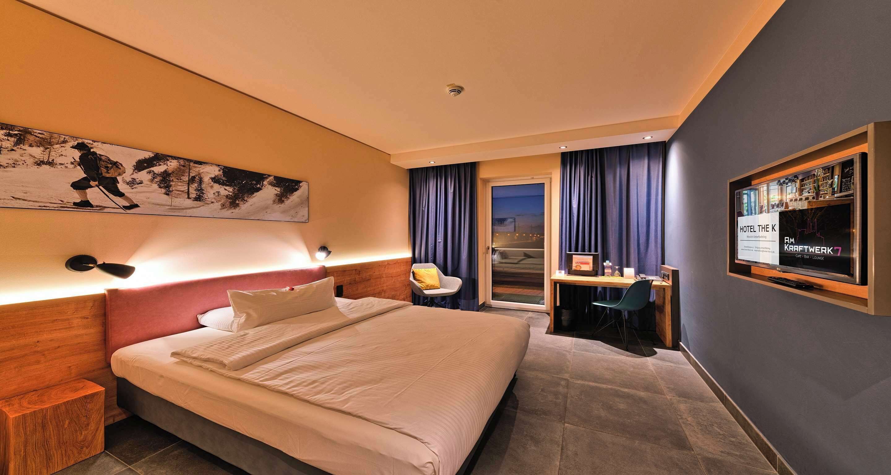 business room, 1 queen bed | in-room safe, laptop workspace, soundproofing, iron/ironing board