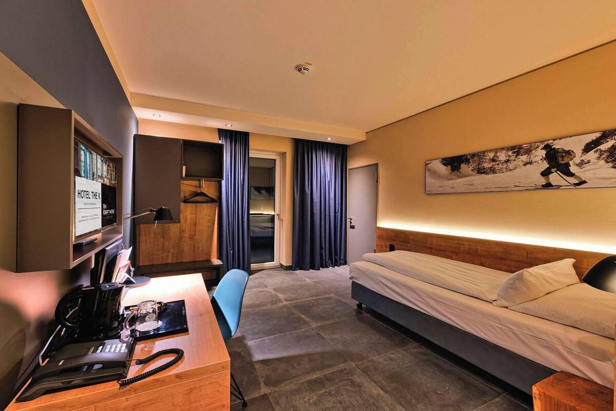 business room, 1 single bed | in-room safe, laptop workspace, soundproofing, iron/ironing board