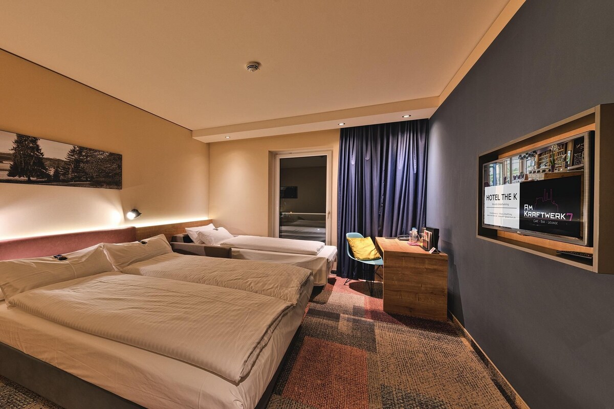Family Room, 1 Queen Bed | In-room safe, laptop workspace, soundproofing