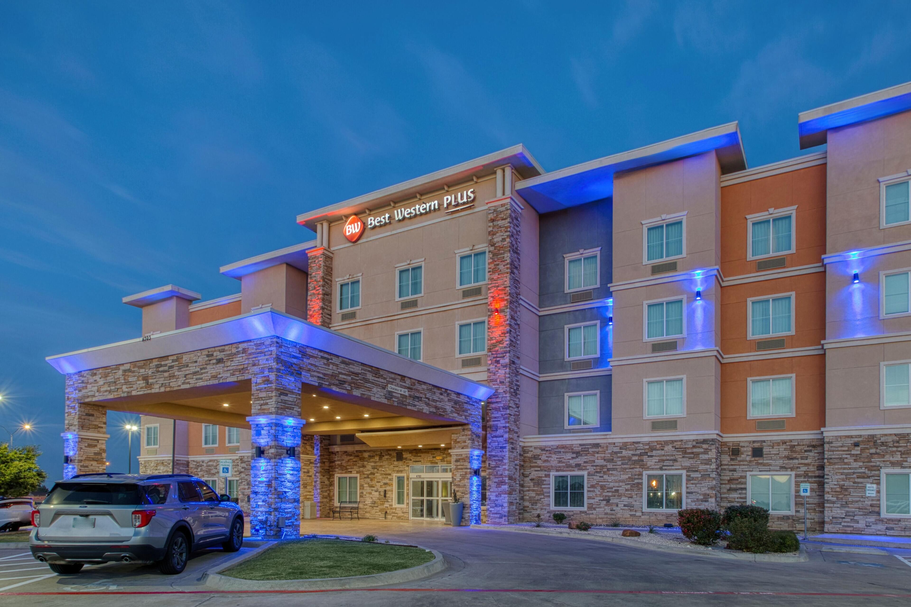Un hotel Best Western Plus con fachada de piedra, varios pisos y una entrada cubierta.
