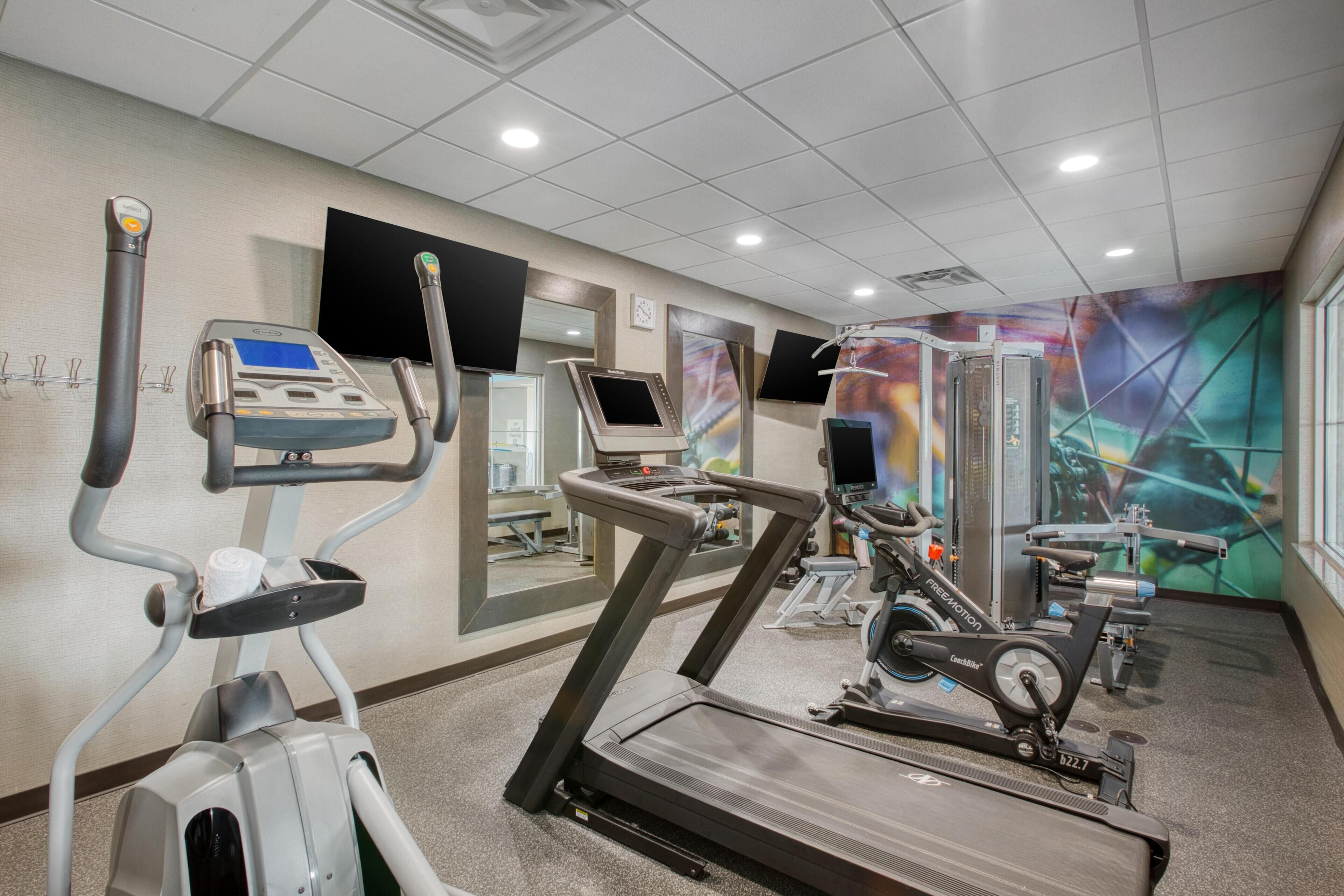 Ett gym med löpband, crosstrainers och styrketräningsmaskiner.