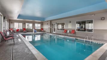 Una piscina cubierta (de 06:00 a 22:00), tumbonas