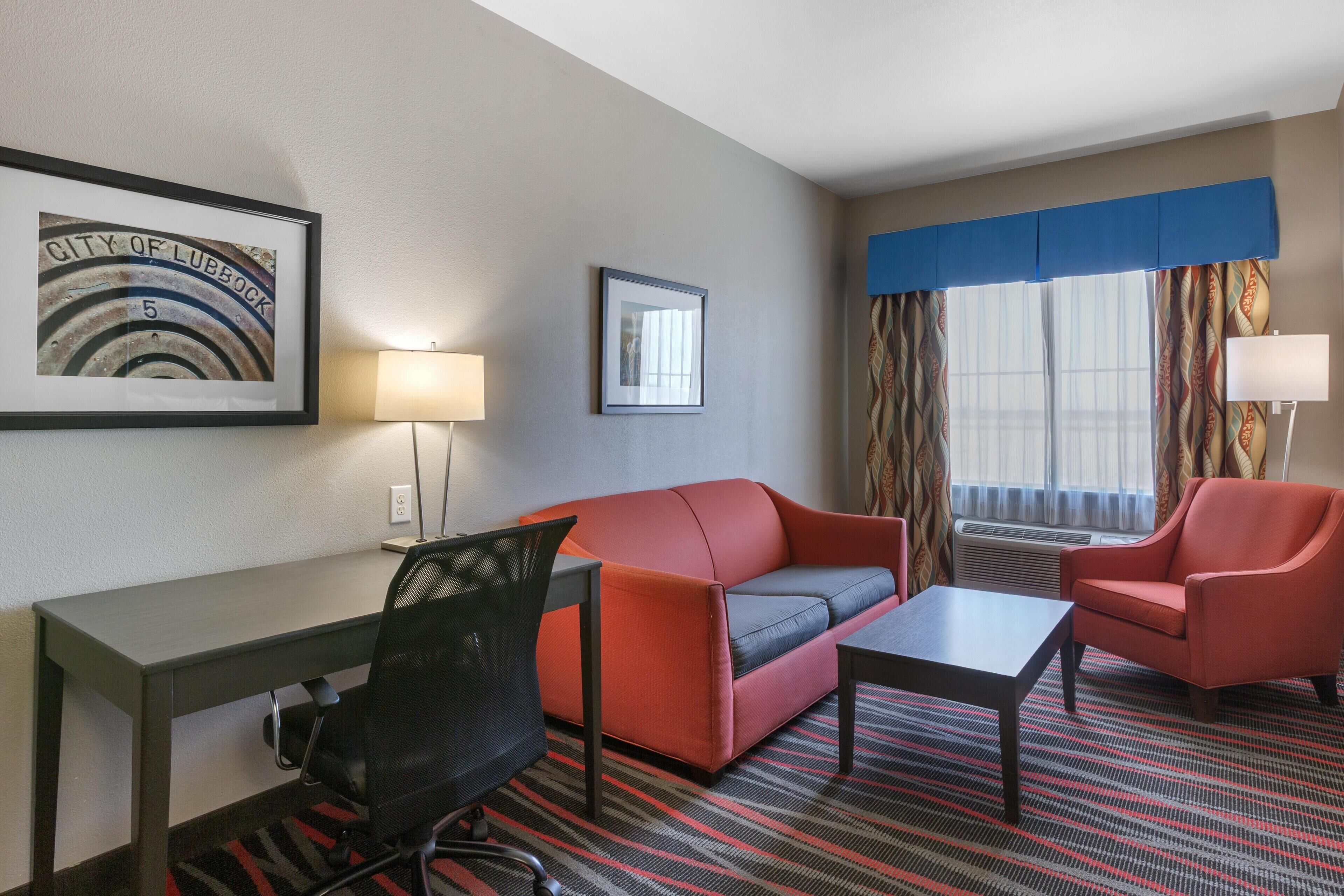 Suite, 1 kingsize-seng, ikke-røyk, kjøleskap og mikrobølgeovn (with Sofabed) | 1 soverom, sengetøy av topp kvalitet og senger med overmadrass