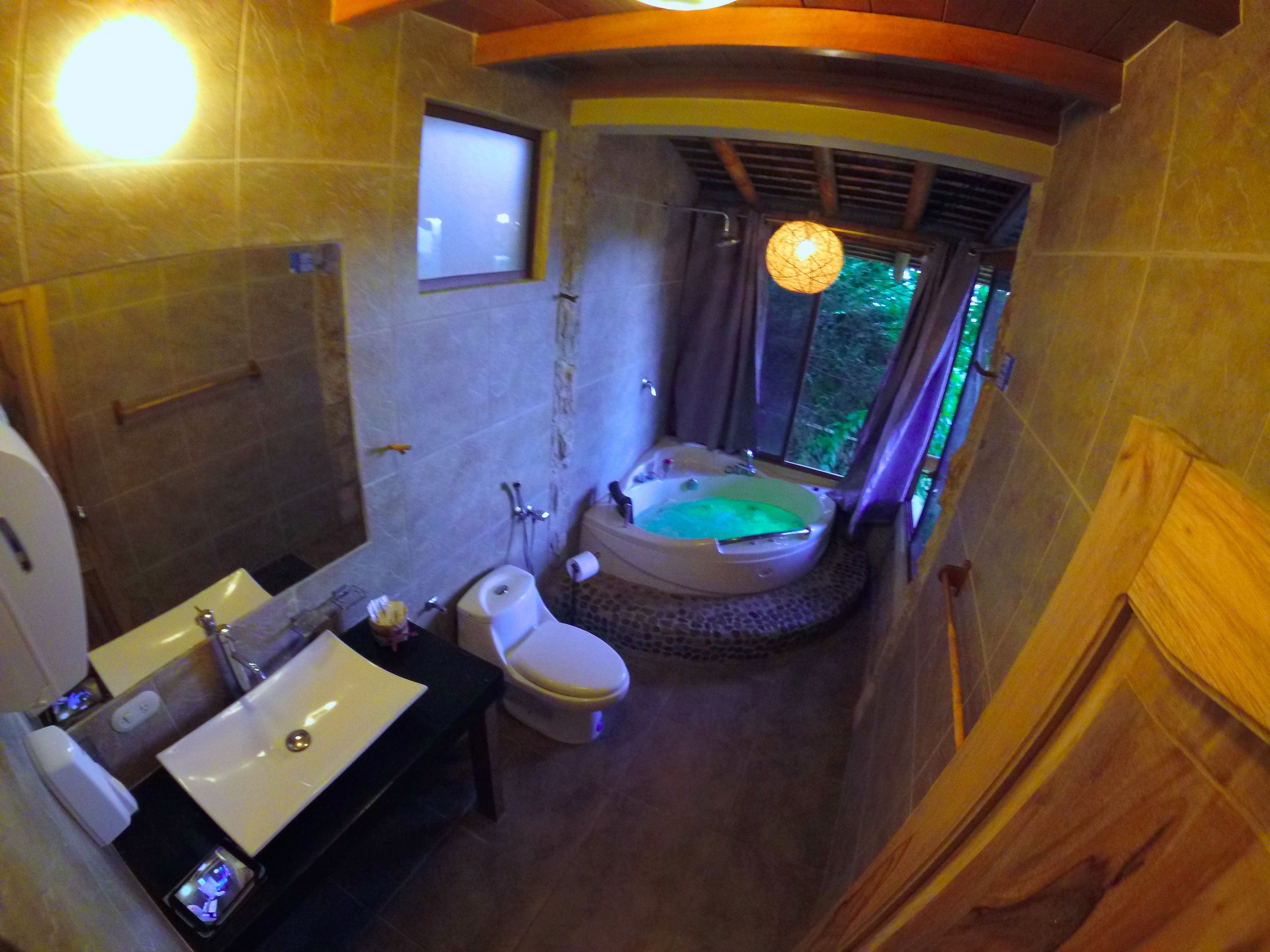 Ein Badezimmer mit Badewanne, Waschbecken und Toilette.