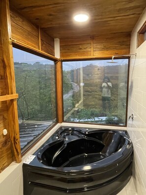 Deluxe kamer, bubbelbad, uitzicht op zee | Badkamer | Designer toiletartikelen, zeep, shampoo, toiletpapier