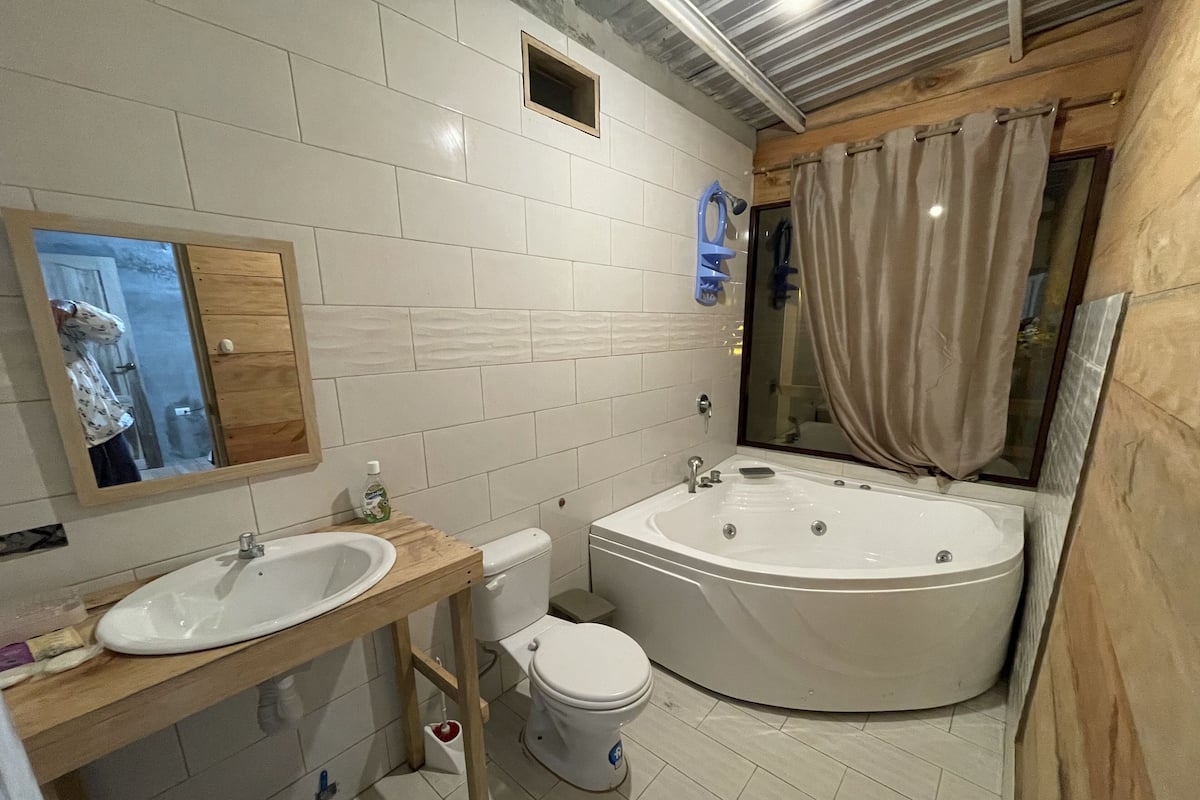 Une salle de bain moderne avec une grande baignoire, un lavabo et des toilettes.