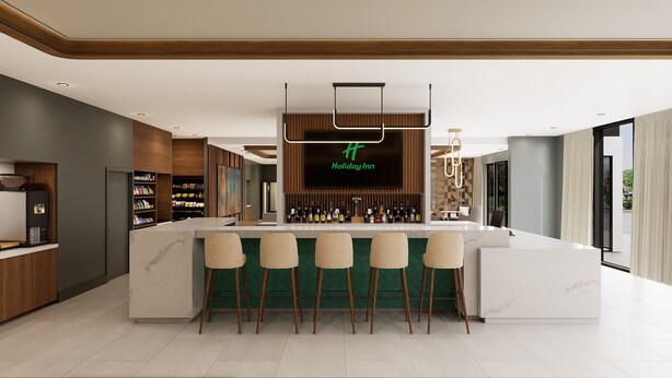 Zona de bar moderna con una pantalla grande mostrando "Holiday Inn" y una selección de botellas de licor.