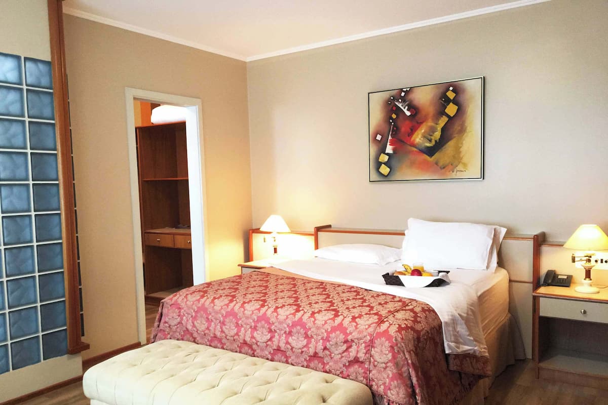 Suíte estúdio | Frigobar, cofres nos quartos, individualmente decorados, escrivaninha