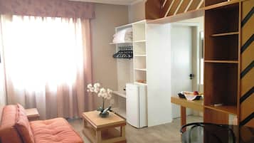 Suite estudio superior | Minibar, caja fuerte, decoración individual y escritorio