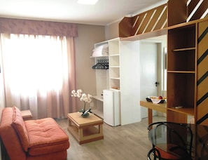 Minibar, caja de seguridad en la habitación y decoración personalizada