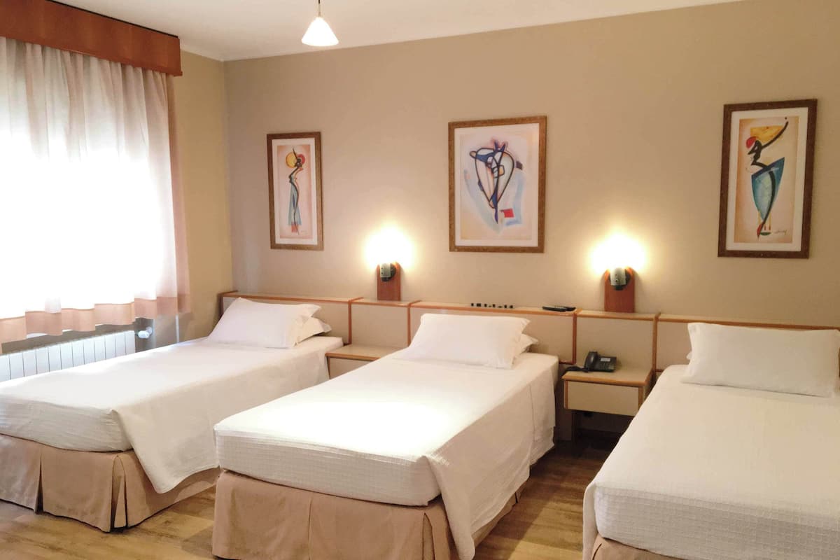 Quarto triplo superior | Frigobar, cofres nos quartos, individualmente decorados, escrivaninha