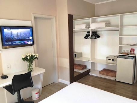 Minibar, caja de seguridad en la habitación y decoración personalizada