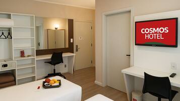 Quarto duplo superior | Frigobar, cofres nos quartos, individualmente decorados, escrivaninha