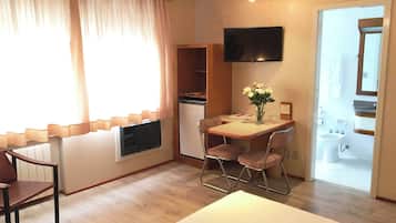 Suite estudio superior | Minibar, caja fuerte, decoración individual y escritorio