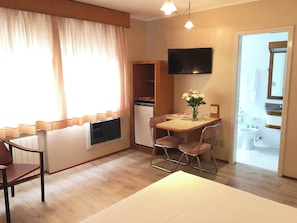 Minibar, caja de seguridad en la habitación y decoración personalizada