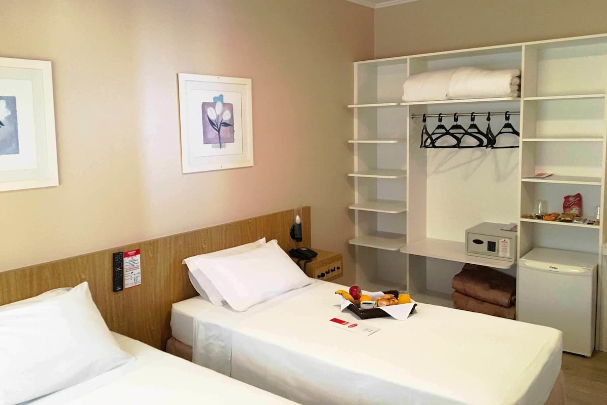 Minibar, värdeförvaringsskåp på rummet och individuell inredning