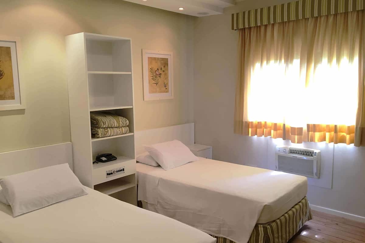 Frigobar, cofres nos quartos, individualmente decorados, escrivaninha