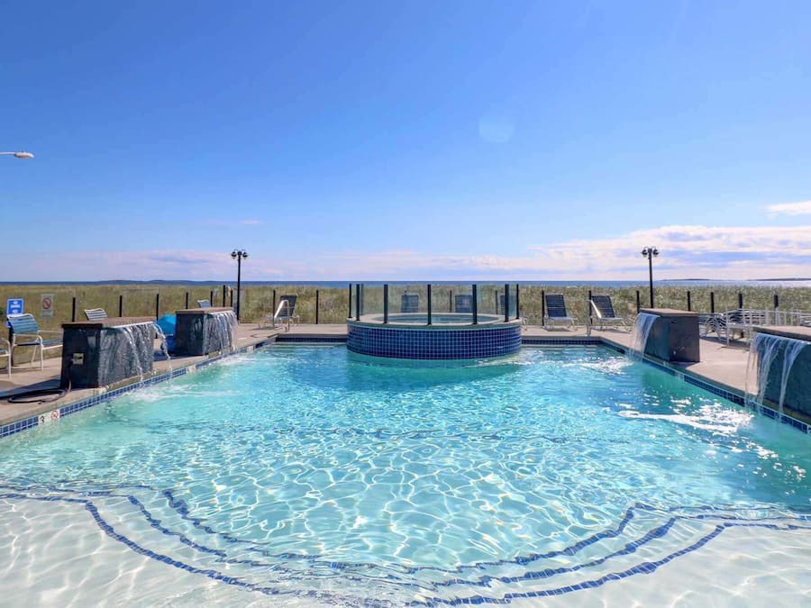 Piscina externa, funciona das 9h às 22h, espreguiçadeiras