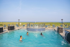 Una piscina al aire libre, sillones reclinables de piscina