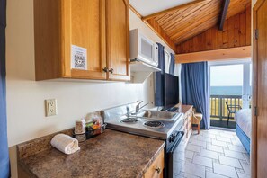 Habitació Deluxe, primera línia de mar (Oceanfront Two Queens, 2nd Floor) | Cuina bàsica privada | Frigorífic, placa de cuina i cafetera i tetera 
