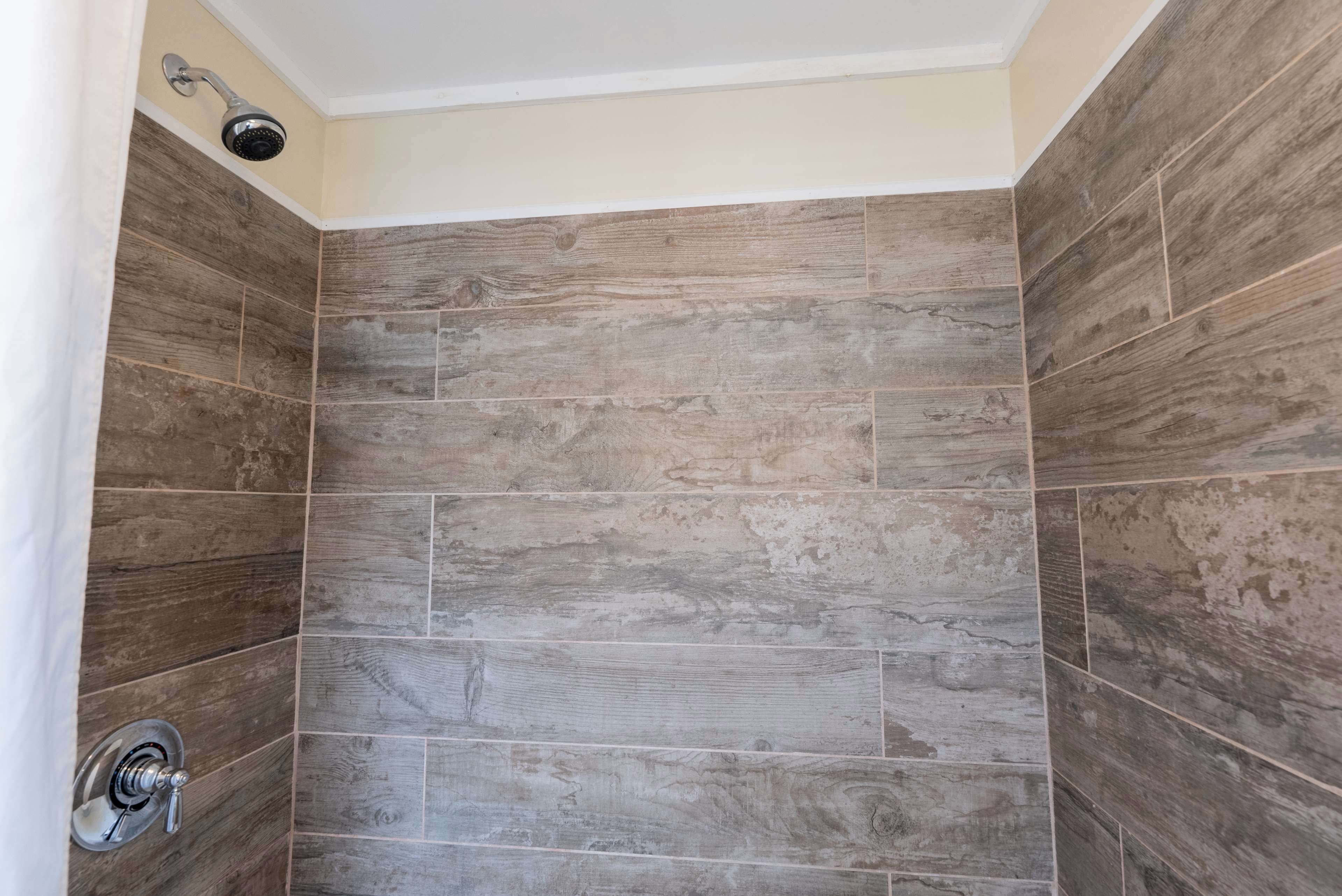 standard queen room | bathroom | combined shower/bathtub, free toiletries, hair dryer, towels