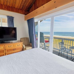 디럭스룸, 바닷가 (Oceanfront Two Queens, 2nd Floor) | 1 개의 침실, 객실 내 금고, 각각 다른 스타일의 인테리어, 각각 다르게 가구 비치