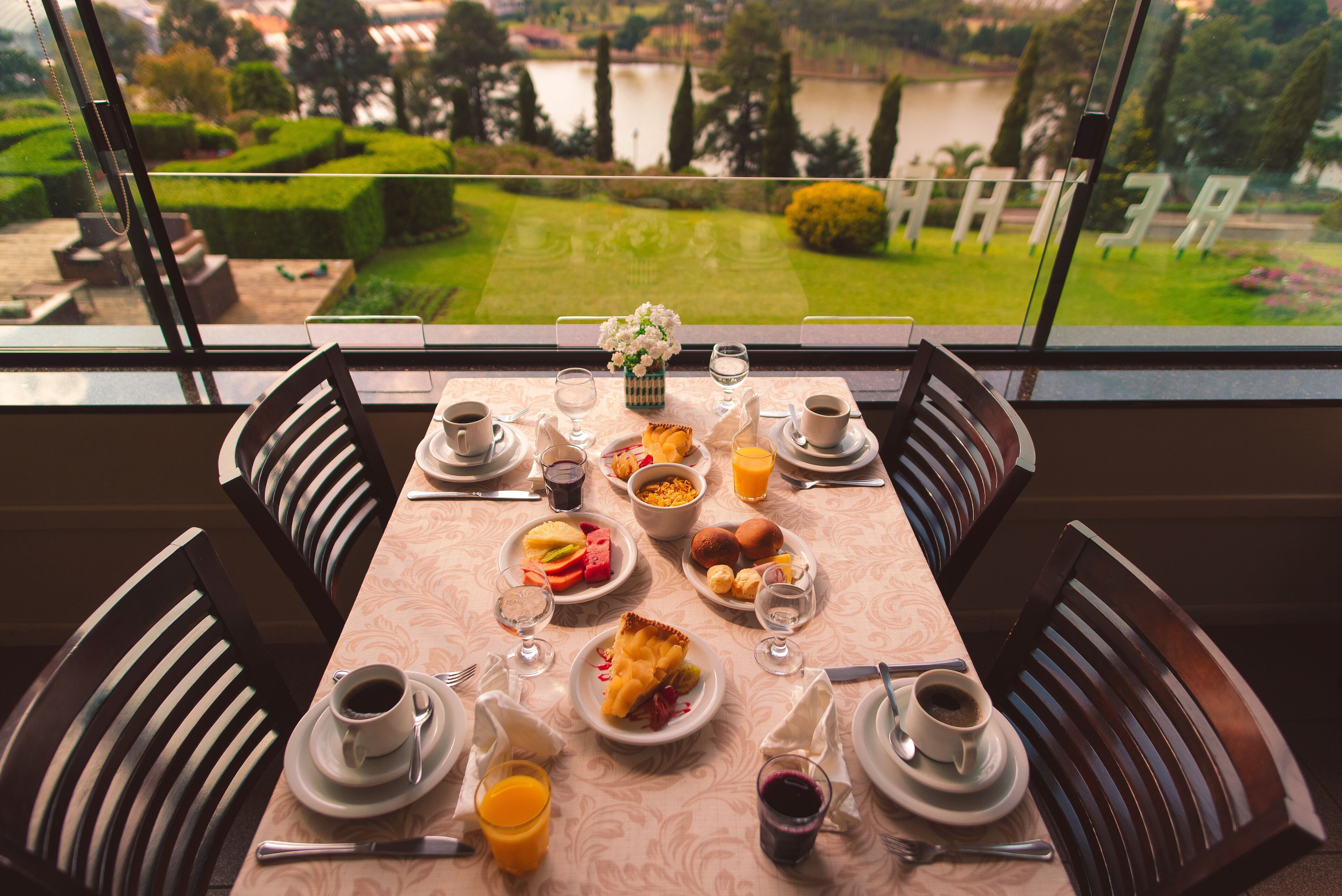 Café da manhã com buffet grátis todos os dias