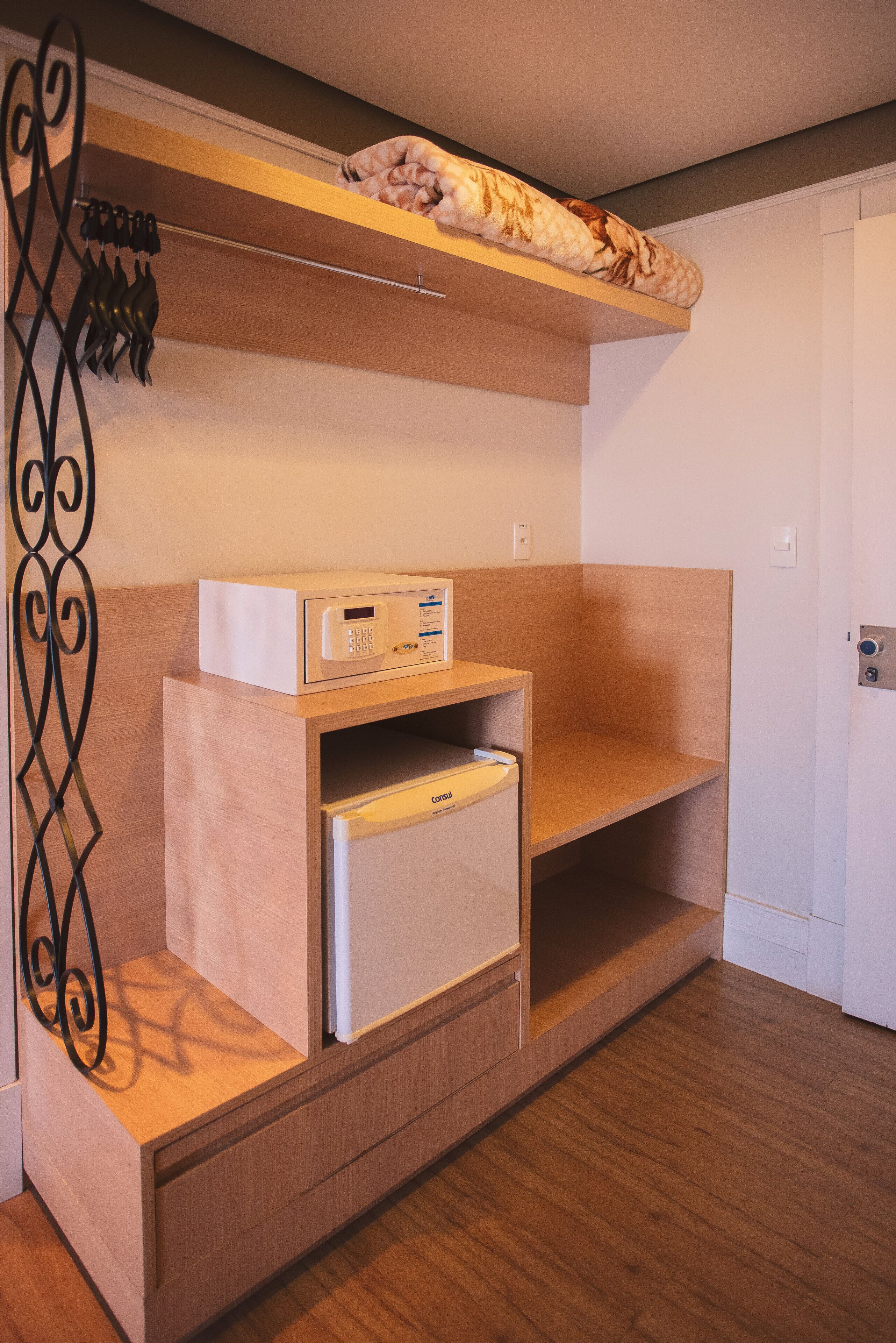 deluxe double or twin room, lake view | 1 bedroom, minibar, in-room safe, desk