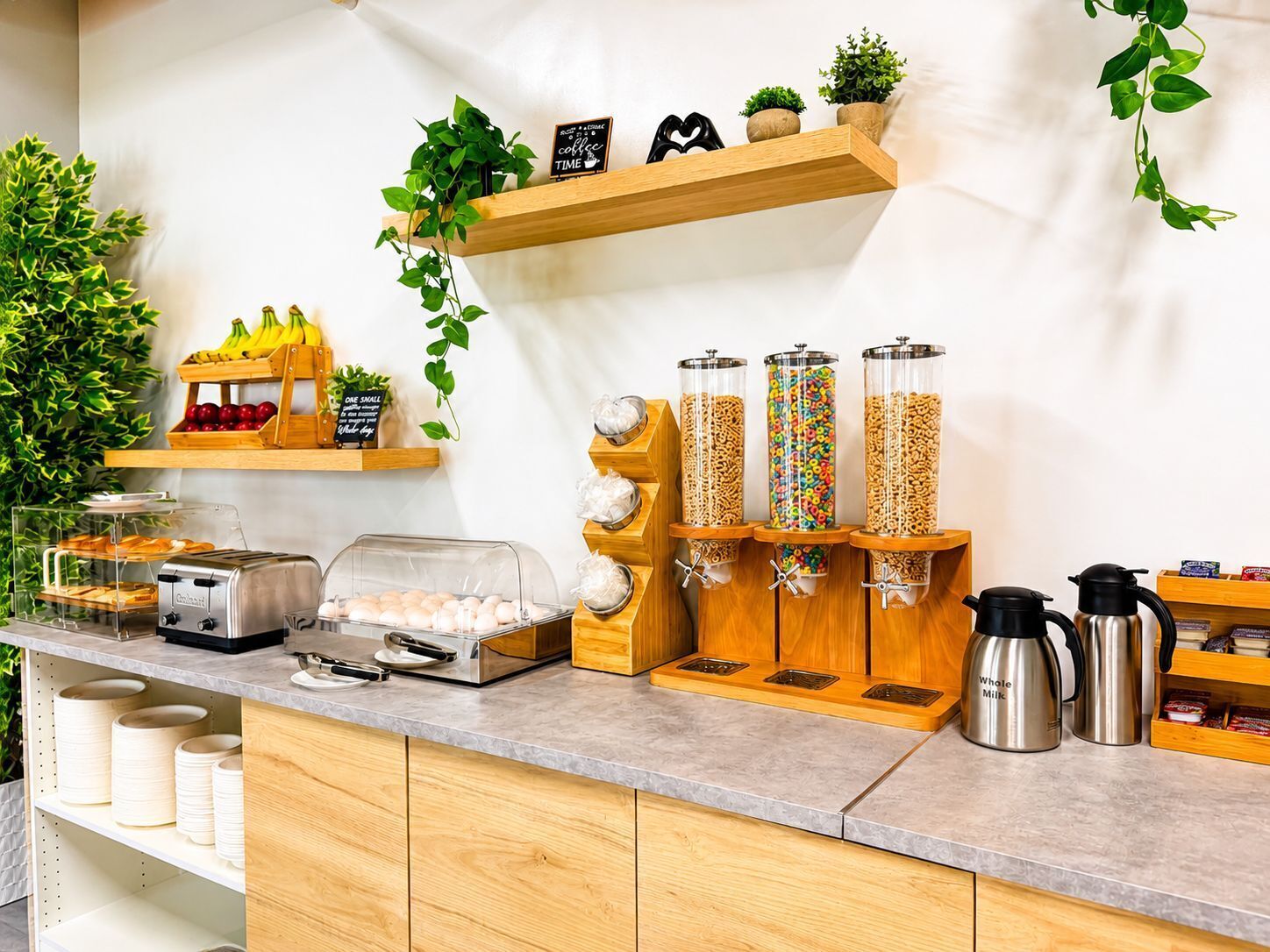Un bar pour prendre le petit-déjeuner, équipé d’un grille-pain, d’une machine à café et de distributeurs de céréales.