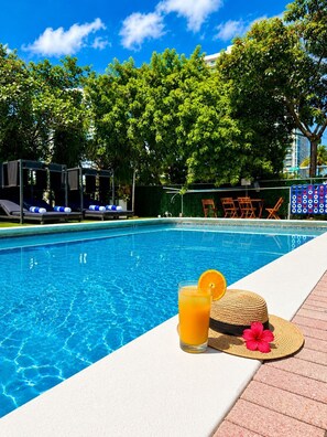 Piscine extérieure, cabanons gratuits, parasols de plage
