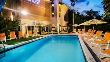 Alberca al aire libre y camas balinesas gratuitas