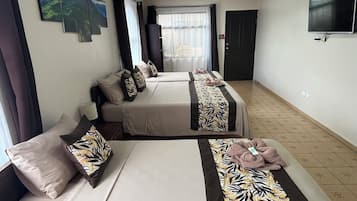 高档床上用品、办公桌、笔记本电脑工作区、遮光窗帘