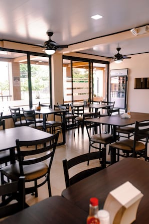 Breakfast and dinner served - Hotel del Rio (Liberia)