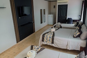 Premium bedding, desk, laptop workspace, blackout drapes - Hotel del Rio (Liberia)