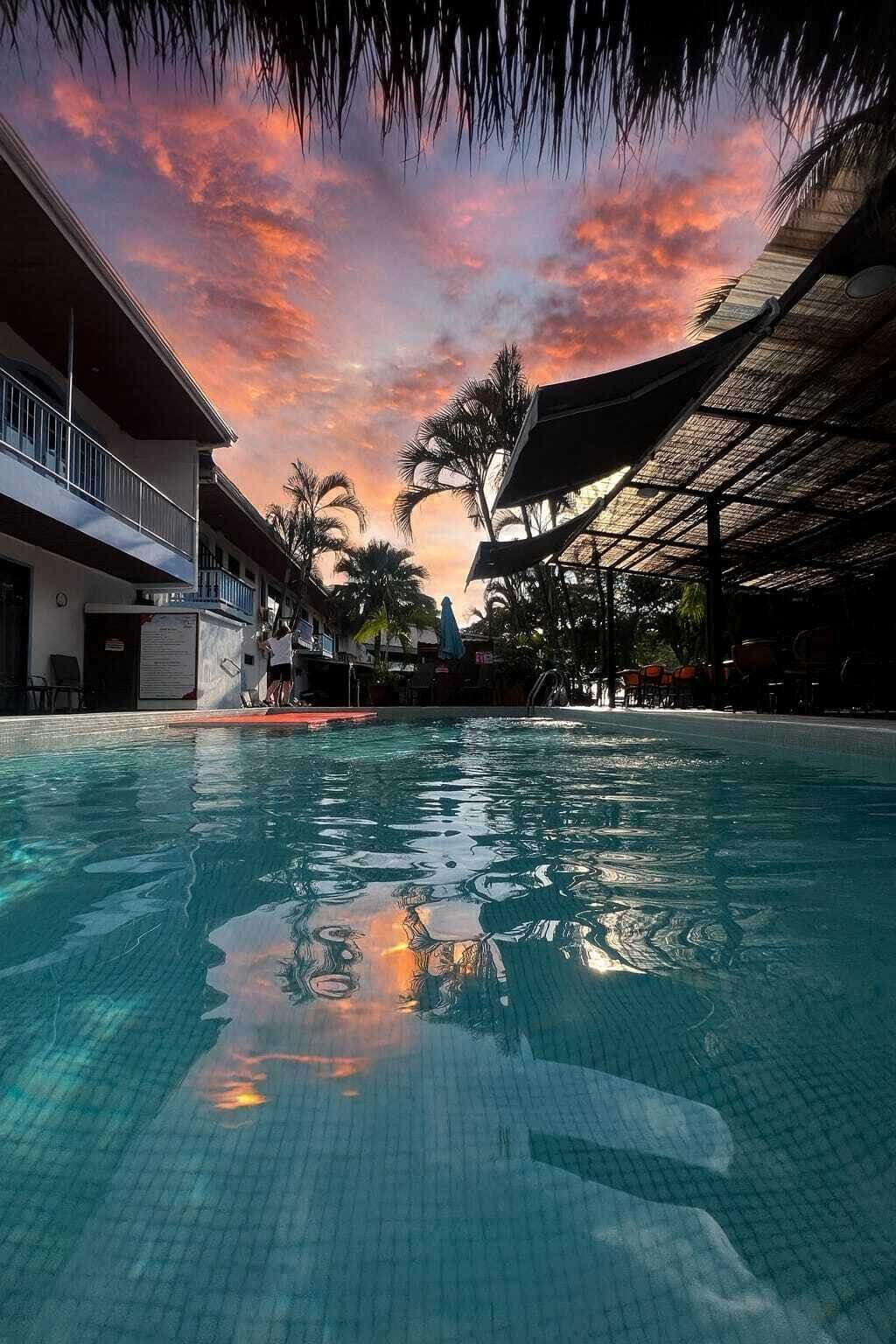 2 座室外游泳池，提供泳池遮陽傘和日光浴躺椅