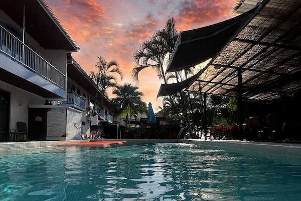 2 utomhuspooler, parasoller och solstolar