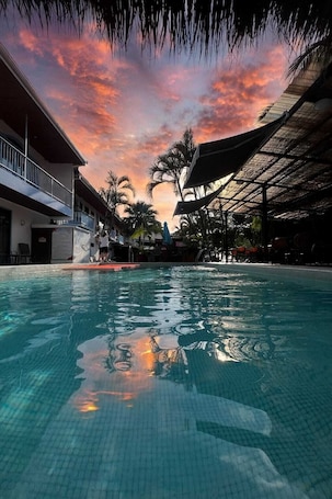 2 piscinas al aire libre, sombrillas, sillones reclinables de piscina