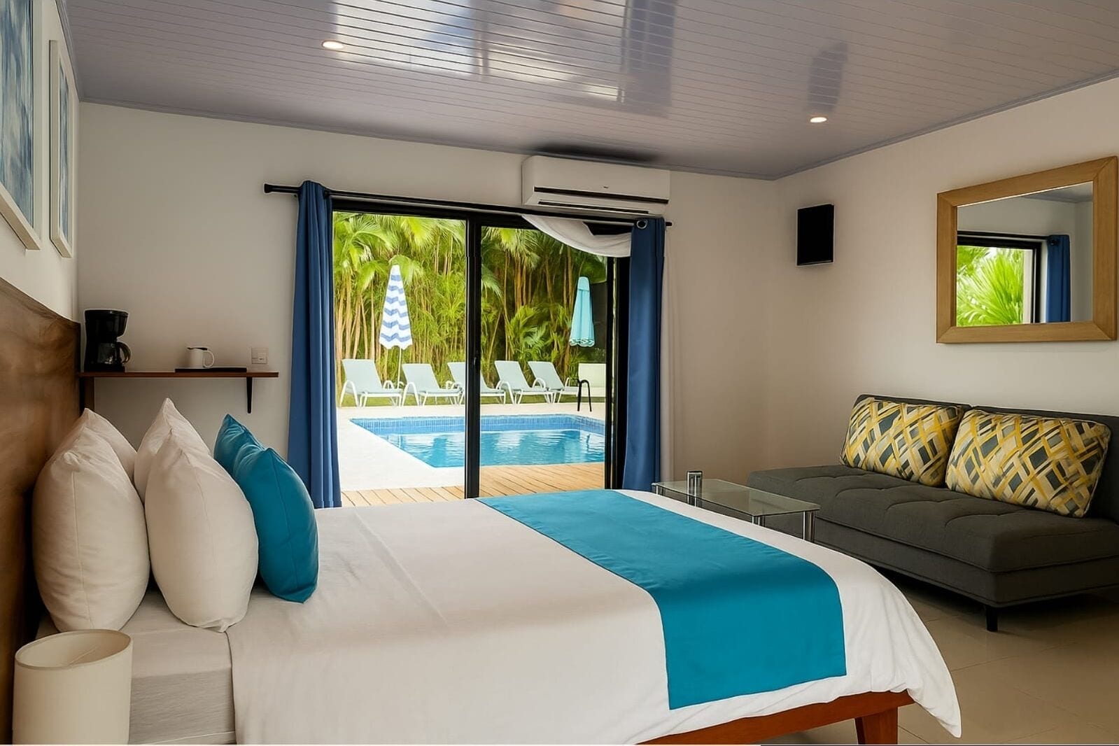 Ropa de cama de alta calidad y caja de seguridad en la habitación 