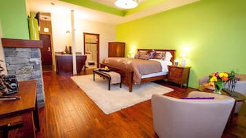 奢華開放式客房, 1 張特大雙人床, 城市景觀 | 獨特裝潢、書桌、熨斗/熨衣板、免費無線上網